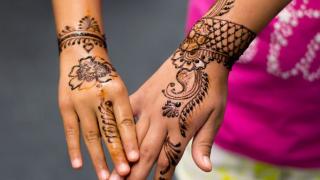 Dessins sur la peau avec du henné à la maison